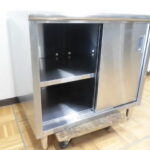 中古厨房 業務用 ステンレス 食器庫 W880×D750×H850mm 脚+30mm 棚1枚 スライド扉 戸棚 食器棚 収納棚 店舗 飲食店 調理場